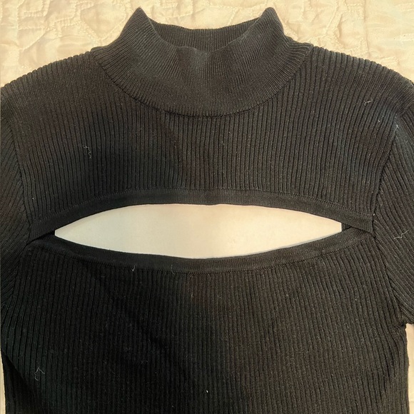 Forever 21 black sweater with cut out - Picture 6 of 10